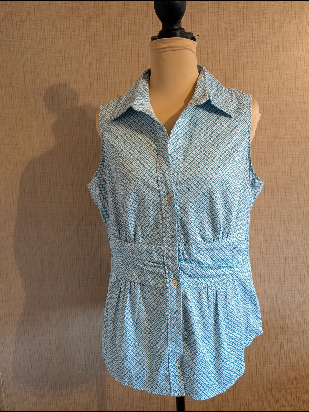 New York & Company Light Blue Geometric Sleeveless Button-Up Blouse